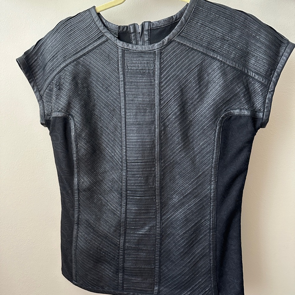 Black leather shirt with stretch. Size XS Badgley Mischka